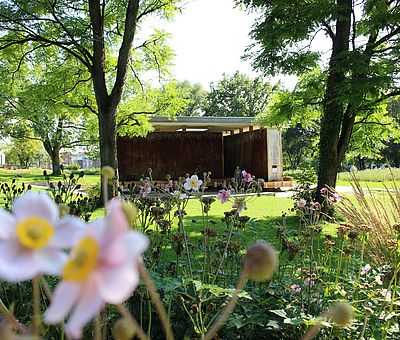 Blumen vor dem Sole-Inhalierpavillon