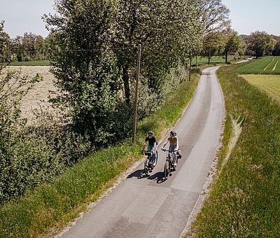 Zwei Radfahrer radeln auf der Grenzgängerroute Teuto-Ems 