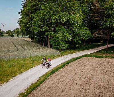 Blick aus der Luft auf zwei Radfahrer 