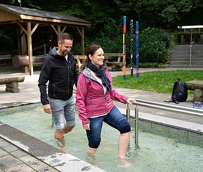 Zwei Personen in einer Wassertretstelle in Bad Iburg 