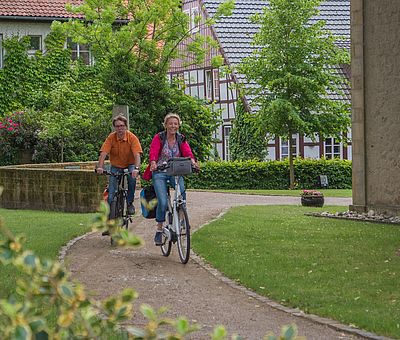 Radfahrer fahren durch Bockhorst 