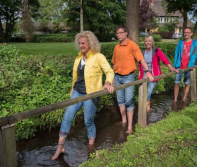 Vier Personen auf dem Barfußpfad